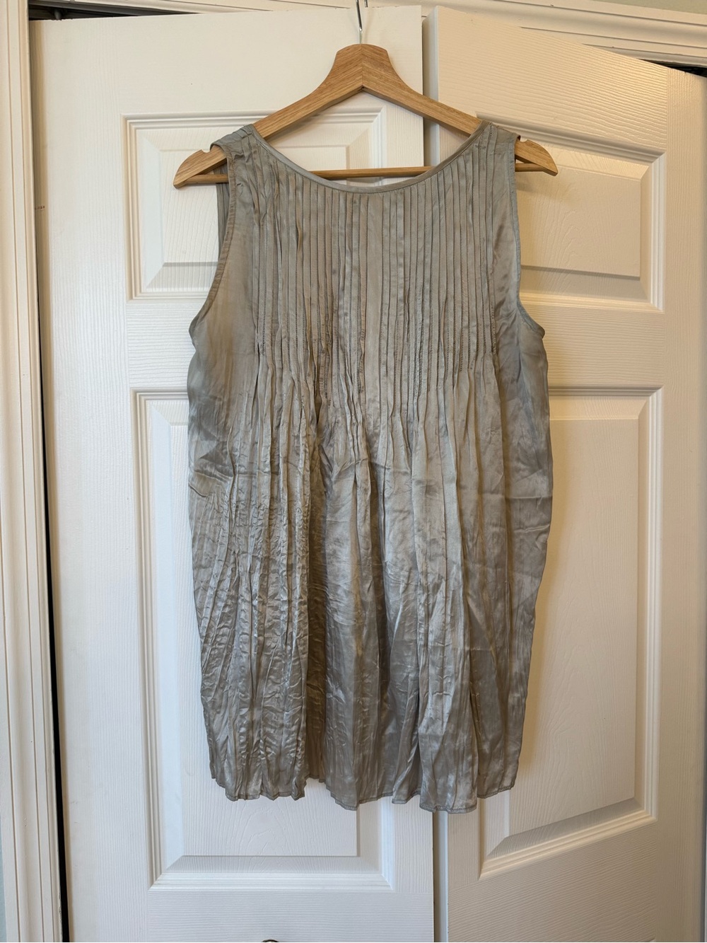 Silk crinkle Light Gray Pleated Sleeveless Tank Top - Picture 3 of 5